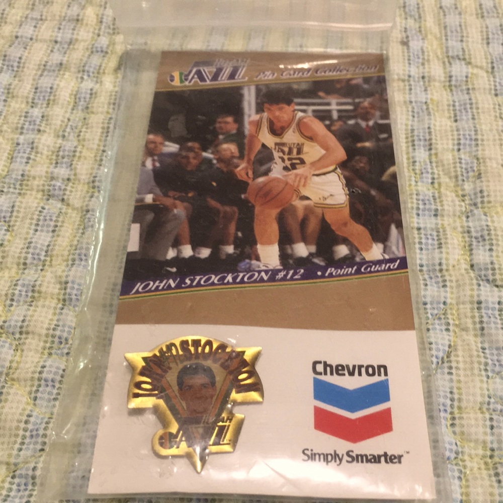 John Stockton Utah Jazz Basketball #12 Chevron pin Card NEW Stat Card & Pin Set